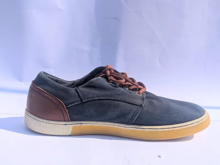 navy blue low-top canvas